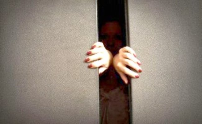 Fiica unei magistrate din Mangalia, atacată în lift de un obsedat sexual